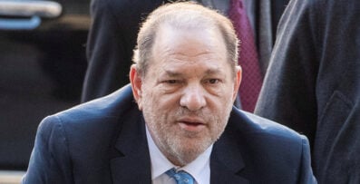 Juryn fäller Harvey Weinstein för våldtäkt