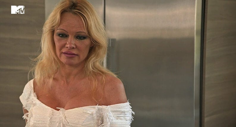 Pamela Anderson skyddas av livvakt efter otroheten