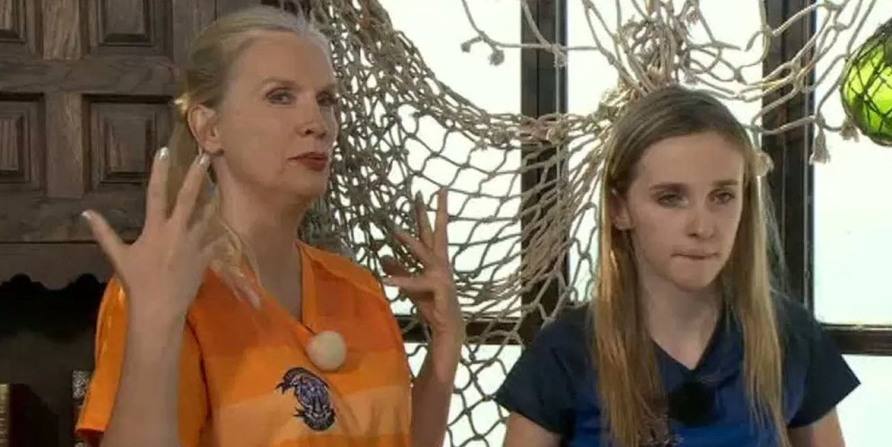 Till vänster i bild ser vi Gunilla Persson i en orangea t-shirt, hon har håret uppsatt och ser fokuserad ut. Till höger i bild ser vi dottern Erika Persson i en blå t-shirt, hon ser sammanbiten ut.