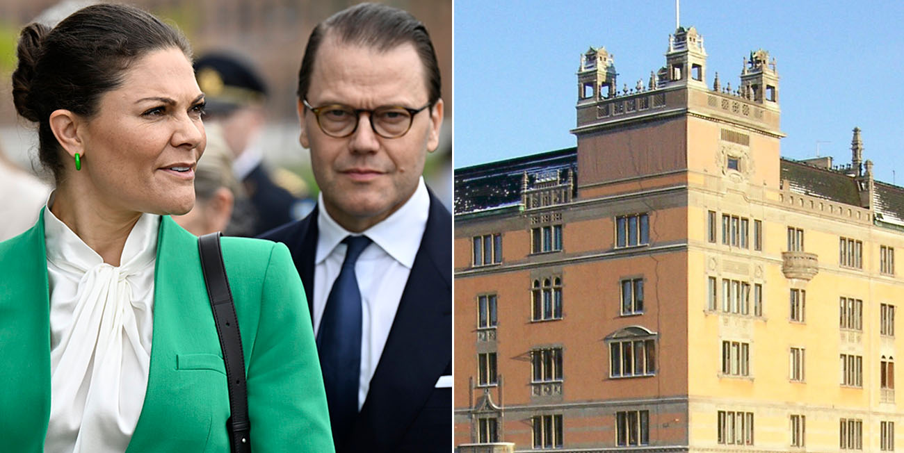 Till vänster ser vi kronprinsessan Victoria i grön dress, hon ser sammanbiten ut, bakom henne ser vi prins Daniel i mörkblå kostym och vit skjorta. Till höger ser vi Regeringskansliet Rosenbad.