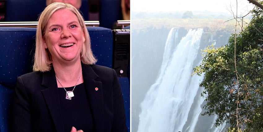 Till vänster i bild ser vi en strålande glad Magdalena Andersson, statsministern sitter ner och bär en svart kavaj. Hon ler stort. Till höger i bild ser de vackra Victoriafallen i Zimbabwe i Afrika.