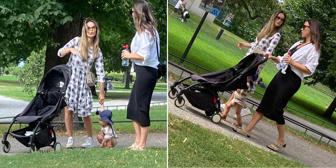 Till vänster ser vi prinsessan Sofia i en svartvit sommarklänning, lille prins Julian har beiga shorts på sig och en väninna till Sofia bär svarta tights och en vit blus. Man promenerar i Humlegården.