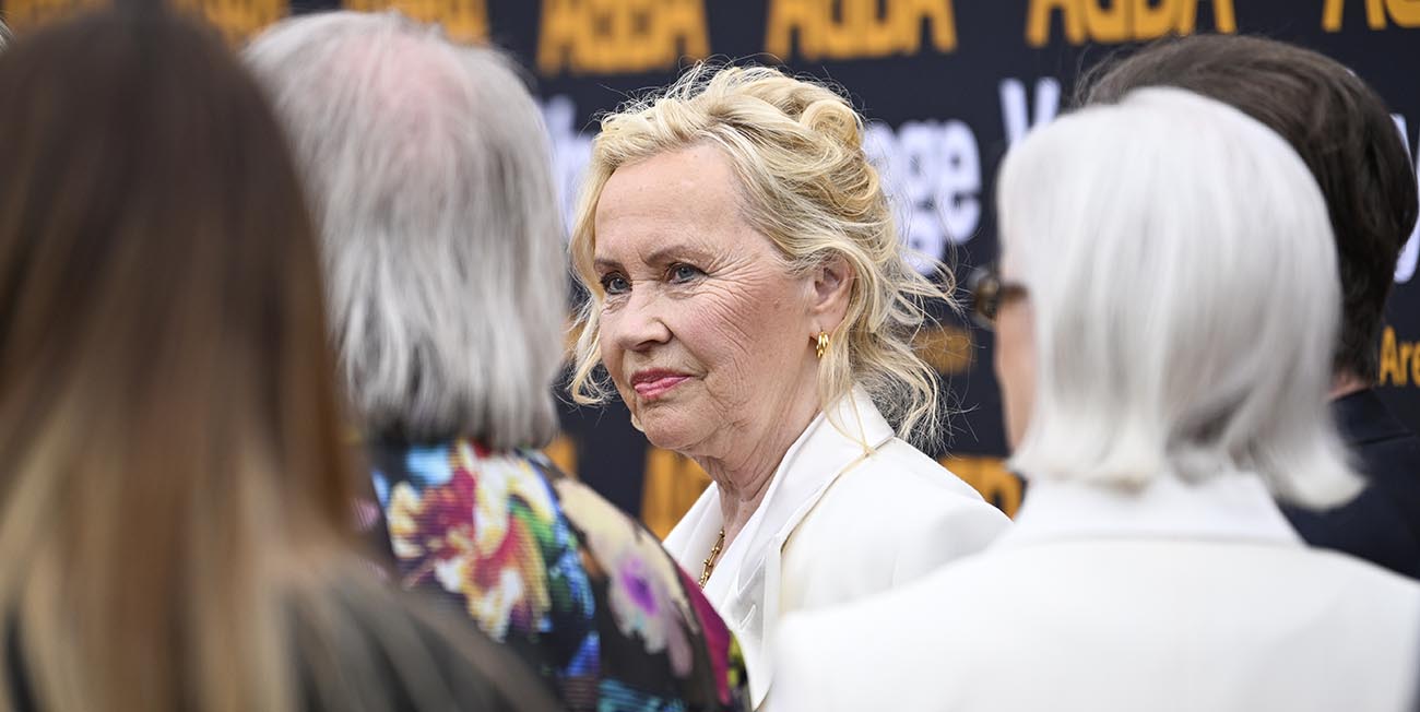 En allvarlig Agnetha Fältskog under premiären av Anna Voyage i London.