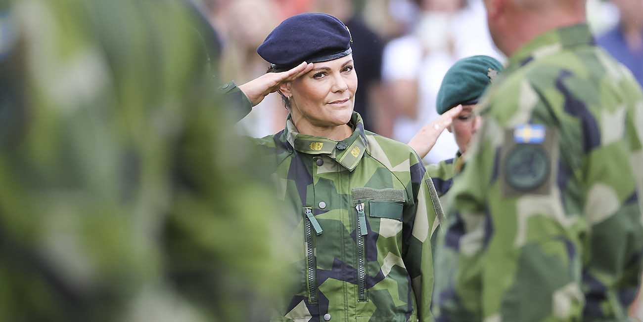 Kronprinsessan Victoria gör honnör iklädd militära kläder.