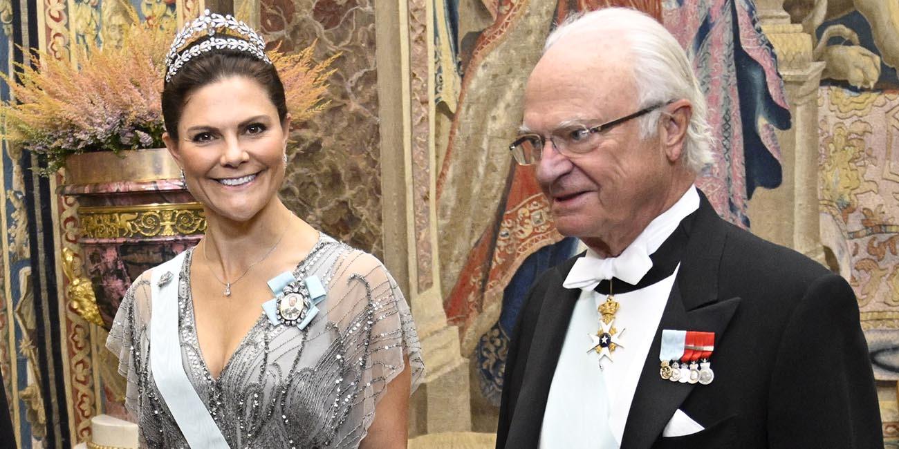 Vi ser kronprinsessan Victoria i balklänning till vänster och kung Carl Gustaf i frack till höger.