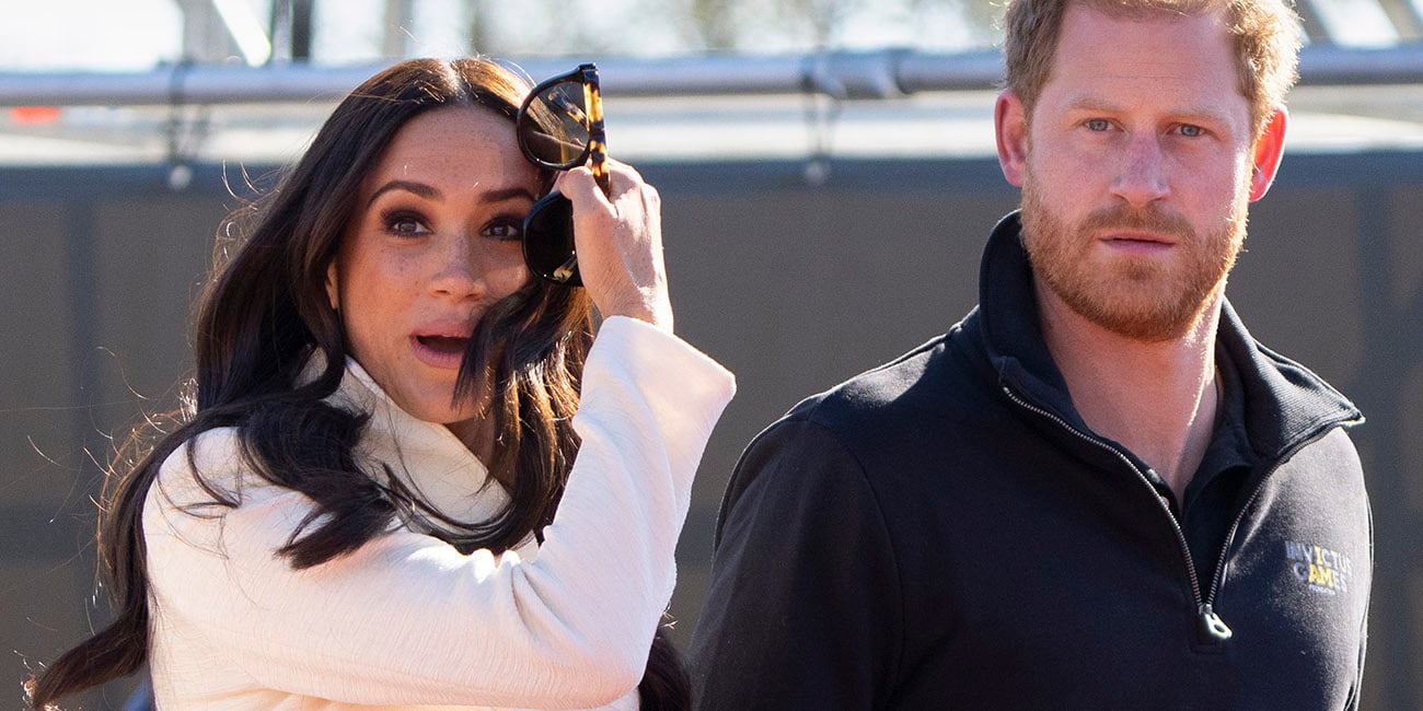 Vi ser en förvånad Meghan Markle till vänster och en bister prins Harry till höger.