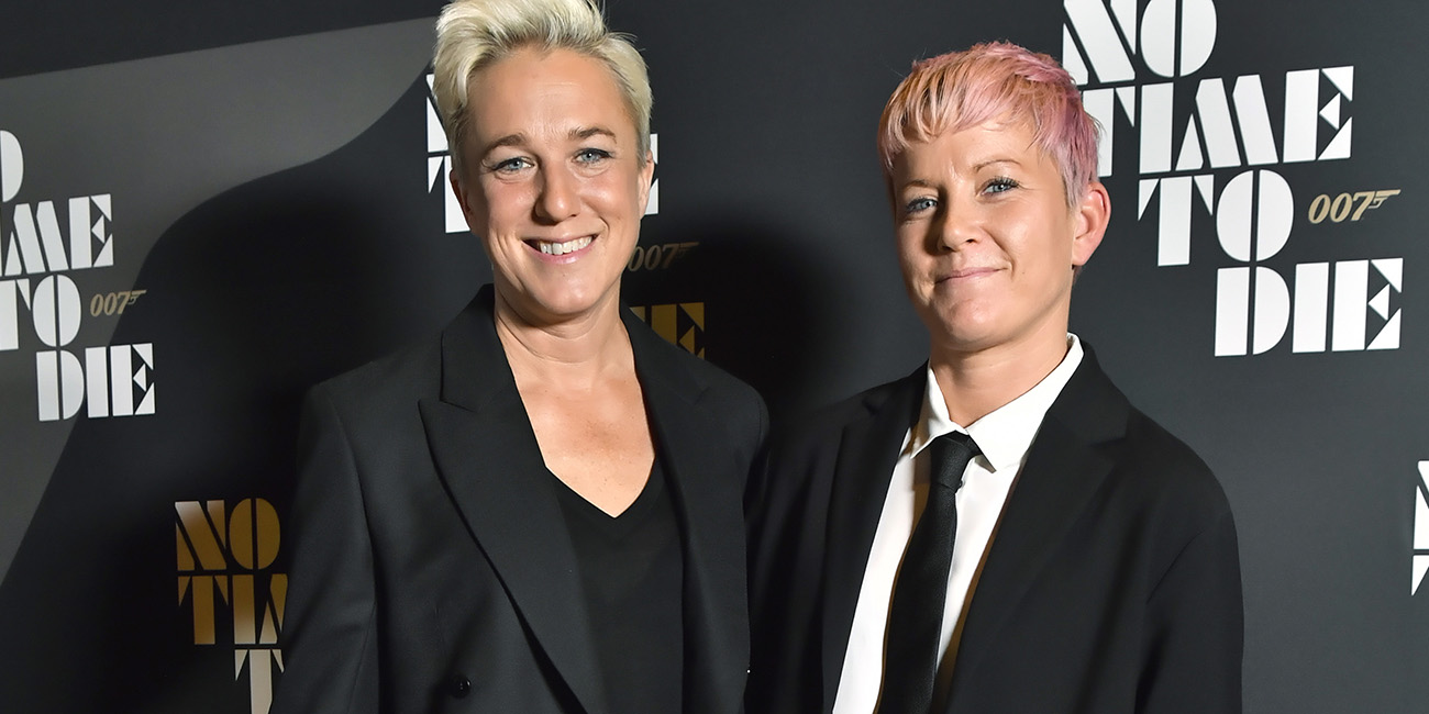 Till vänster ser vi Kajsa Bergqvist och till höger Josefin Holmqvist, de är på filmpremiär.