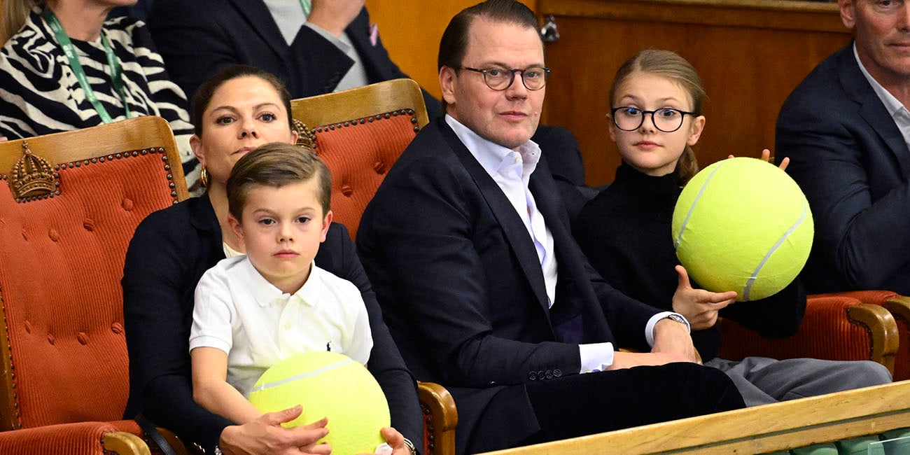 Vi ser kronprinsessan Victoria, prins Daniel, Prinsessan Estelle och prins Oscar på läktaren under Stockholm Open i tennis.