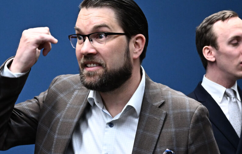 Jimmie Åkesson uppmanar till våld mot djur